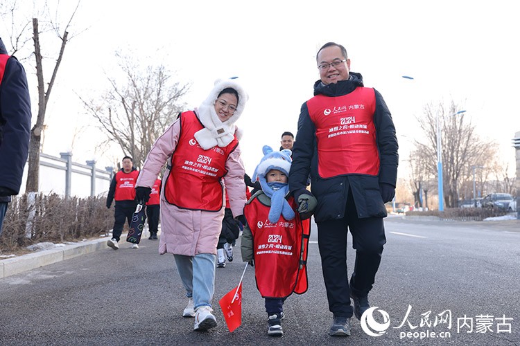 市民徒步迎接新年。人民網(wǎng)記者 富麗娟攝