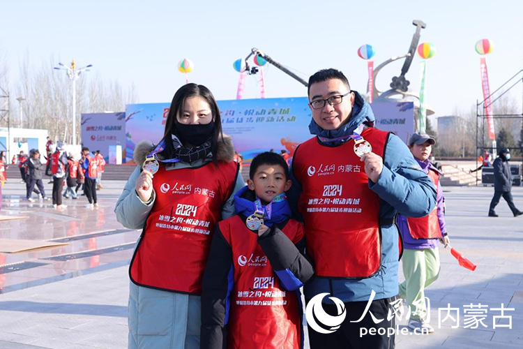 市民拿獎(jiǎng)牌合影留念。人民網(wǎng)記者 劉藝琳攝