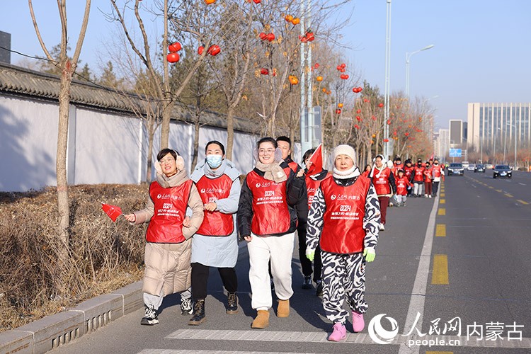 市民徒步迎接新年。人民網(wǎng)記者 寇雅楠攝