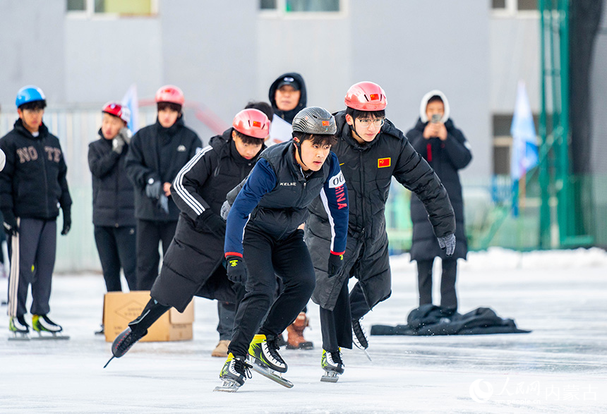 參賽選手在內(nèi)蒙古大學(xué)生滑冰挑戰(zhàn)賽男子500計(jì)時(shí)賽比賽中。丁根厚攝