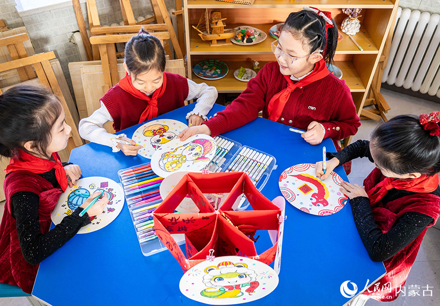 呼和浩特市玉泉區(qū)五塔寺東街小學(xué)學(xué)生在繪制生肖蛇兒童畫。丁根厚攝