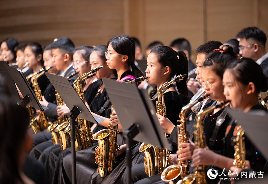 呼和浩特市玉泉區(qū)石東路小學教育集團交響管樂團的學生在新年音樂會上演出。丁根厚攝