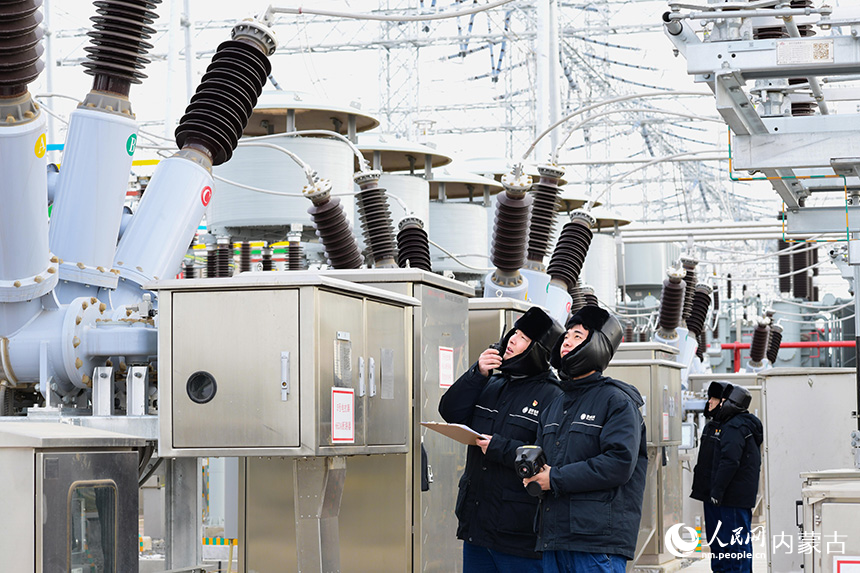 運維人員在興安平川500千伏變電站巡檢設(shè)備。王正攝