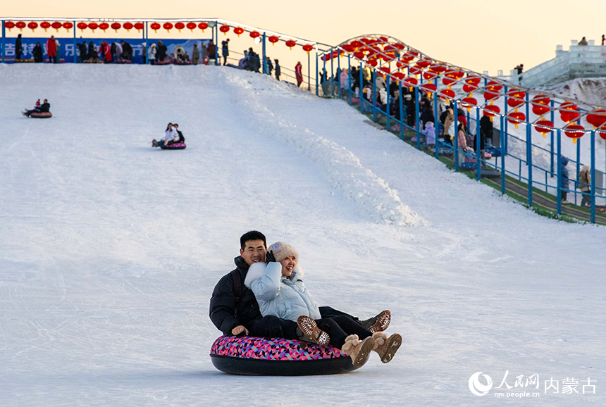 游客在第四屆呼和浩特歡樂冰雪節(jié)活動現(xiàn)場體驗(yàn)雪圈項(xiàng)目。丁根厚攝