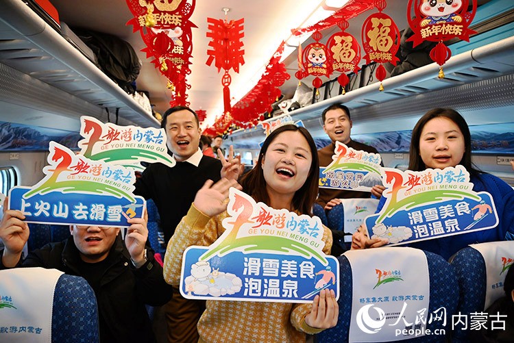 旅客在車內慶祝旅游專列的開通。實習生 李子薈攝