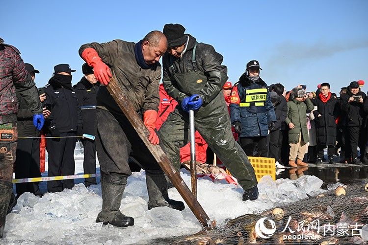 捕魚隊員正在鑿冰。 實習生 李子薈攝