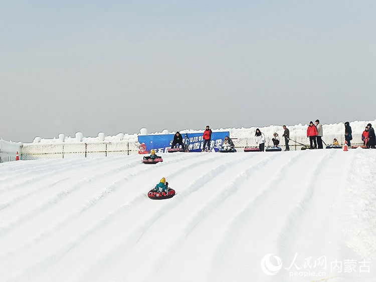 游客體驗(yàn)滑雪圈。 實(shí)習(xí)生 李子薈攝