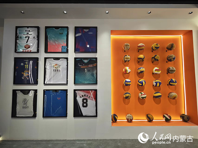 昂素鎮(zhèn)排球文化展廳內(nèi)展示著比賽用過(guò)的排球和選手球衣。人民網(wǎng)記者 苗陽(yáng)攝