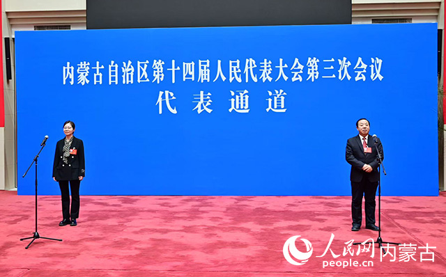    內(nèi)蒙古自治區(qū)人大代表，內(nèi)蒙古自治區(qū)農(nóng)牧業(yè)科學(xué)院院長路戰(zhàn)遠（右）和內(nèi)蒙古自治區(qū)人大代表，興安盟阿爾山市明水河鎮(zhèn)黨委書記、黨群服務(wù)中心主任祁學(xué)東（左）在代表通道上分享履職故事。人民網(wǎng)記者 劉藝琳攝
