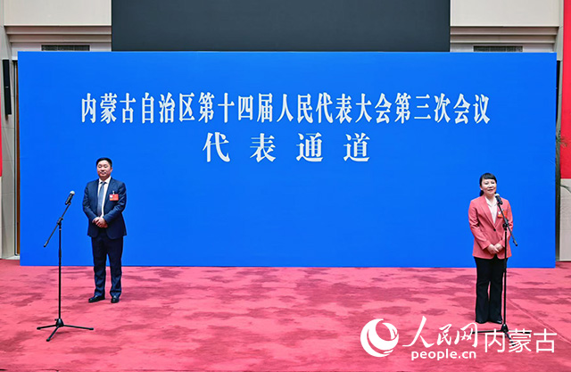 內(nèi)蒙古自治區(qū)人大代表，包頭市發(fā)改委主任石鐘琴（右）和內(nèi)蒙古自治區(qū)人大代表，內(nèi)蒙古嶸安工程建設(shè)有限責(zé)任公司董事長瞿倉（左）在代表通道上分享履職故事。人民網(wǎng)記者 劉藝琳攝