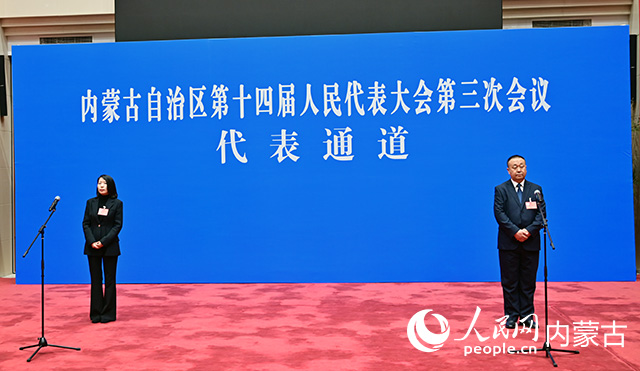 內(nèi)蒙古自治區(qū)人大代表，額濟納旗委副書記、旗長，策克口岸經(jīng)濟開發(fā)區(qū)黨工委書記布和（右）和內(nèi)蒙古自治區(qū)人大代表，鄂爾多斯市農(nóng)牧業(yè)生態(tài)與資源保護中心主任王偉妮（左）在代表通道上分享履職故事。人民網(wǎng)記者 劉藝琳攝