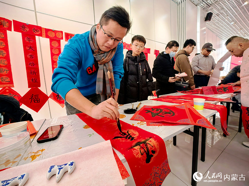 書法愛好者寫春聯(lián)、福字免費送給市民，迎接傳統(tǒng)新春佳節(jié)。人民網(wǎng)記者 寇雅楠攝