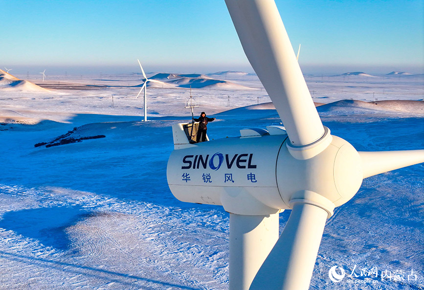 2025年1月17日，工人在錫林郭勒盟灰騰梁風(fēng)力發(fā)電場檢修設(shè)備（無人機(jī)照片）。王正攝