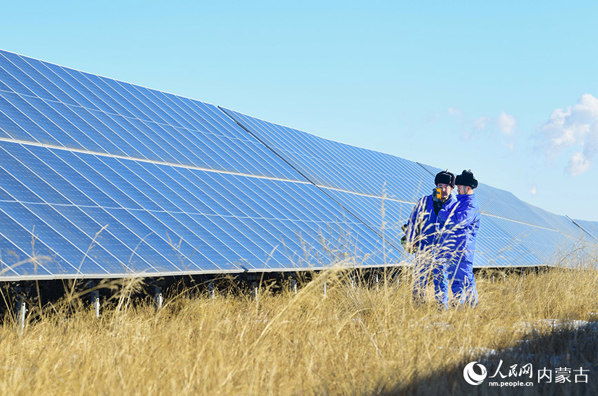 2025年1月17日，工人在錫林郭勒盟勝利能源露天排土場光伏發(fā)電場巡查。王正攝
