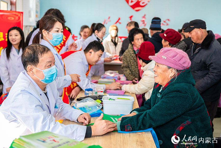 1月18日，醫(yī)務工作者在呼和浩特市玉泉區(qū)“三下鄉(xiāng)”活動現(xiàn)場為群眾檢查身體。丁根厚攝