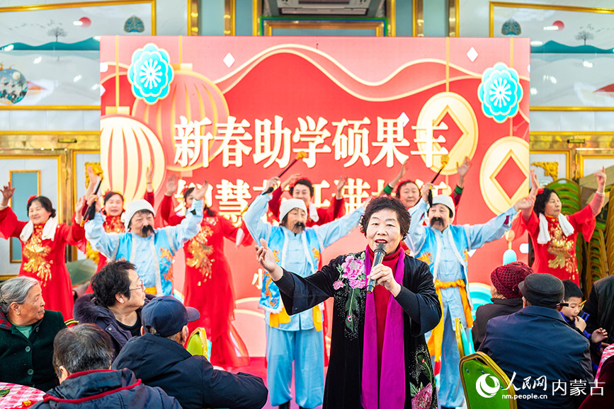 1月18日，前毛道村的文藝愛好者在呼和浩特市玉泉區(qū)“三下鄉(xiāng)”活動(dòng)現(xiàn)場表演歌伴舞《雙腳踏上幸福路》。丁根厚攝