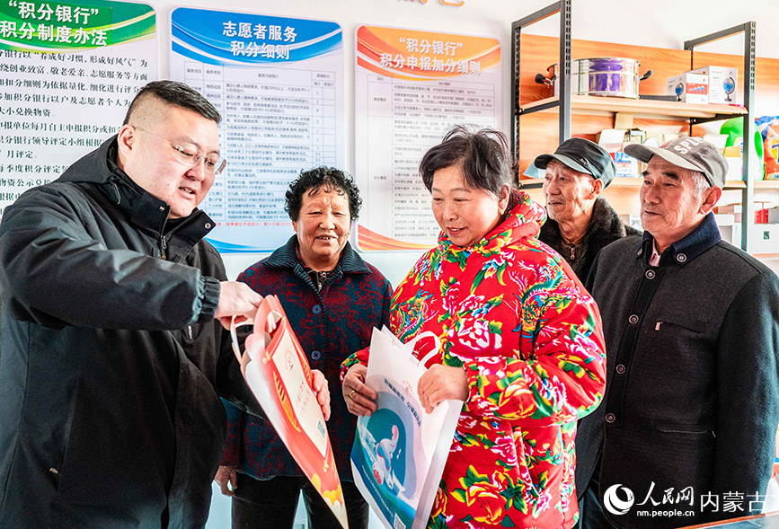 1月18日，群眾在呼和浩特市玉泉區(qū)“三下鄉(xiāng)”活動(dòng)現(xiàn)場憑借“道德積分”兌換生活日用品及新春飾品。丁根厚攝