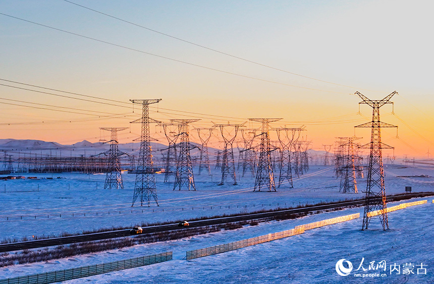 錫林郭勒盟境內(nèi)的蒙電外送特高壓輸電工程景色。王正攝