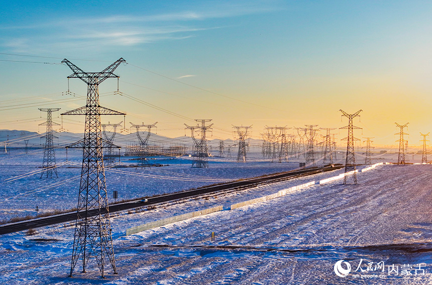 錫林郭勒盟境內的蒙電外送特高壓輸電工程景色。王正攝