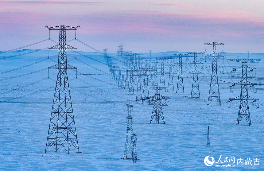 錫林郭勒盟境內(nèi)的蒙電外送特高壓輸電工程景色。王正攝
