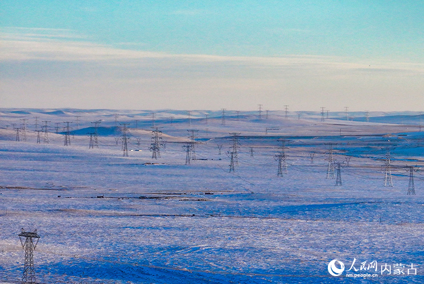 錫林郭勒盟境內(nèi)的蒙電外送特高壓輸電工程景色。王正攝