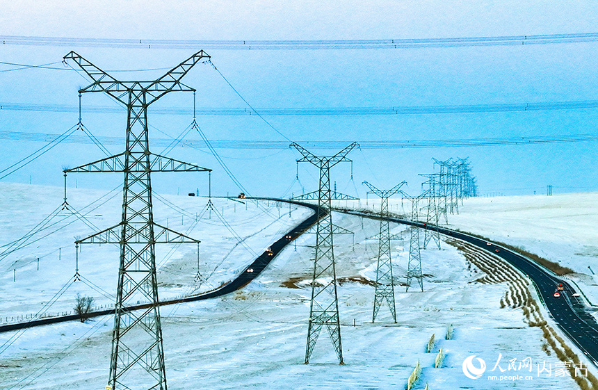 錫林郭勒盟境內(nèi)的蒙電外送特高壓輸電工程景色。王正攝