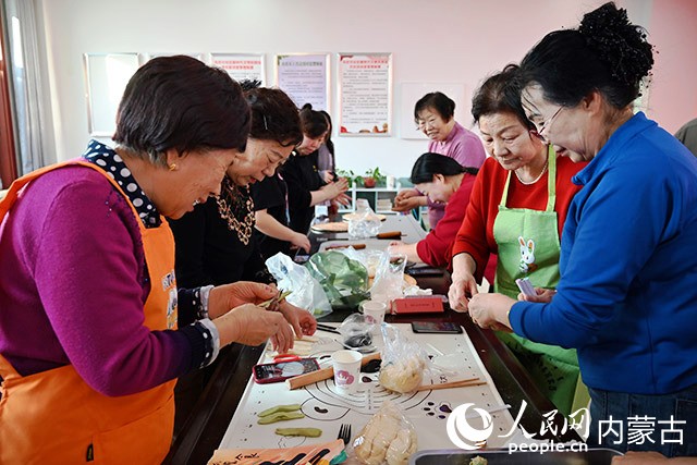 社區(qū)居民一起做面藝。實習(xí)生 李子薈攝