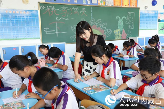 呂永梅指導(dǎo)學(xué)生學(xué)習(xí)。受訪者供圖