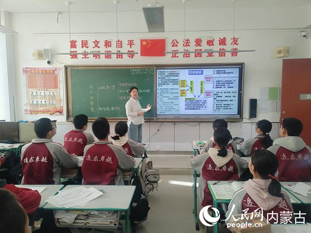 賀智慧為學(xué)生們教授課程。人民網(wǎng)記者 寇雅楠攝