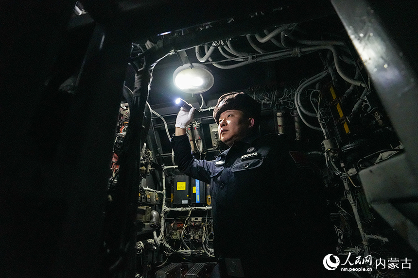 二連出入境邊防檢查站移民管理警察正在對夜間出境列車進(jìn)行查驗(yàn)。楊金燁攝