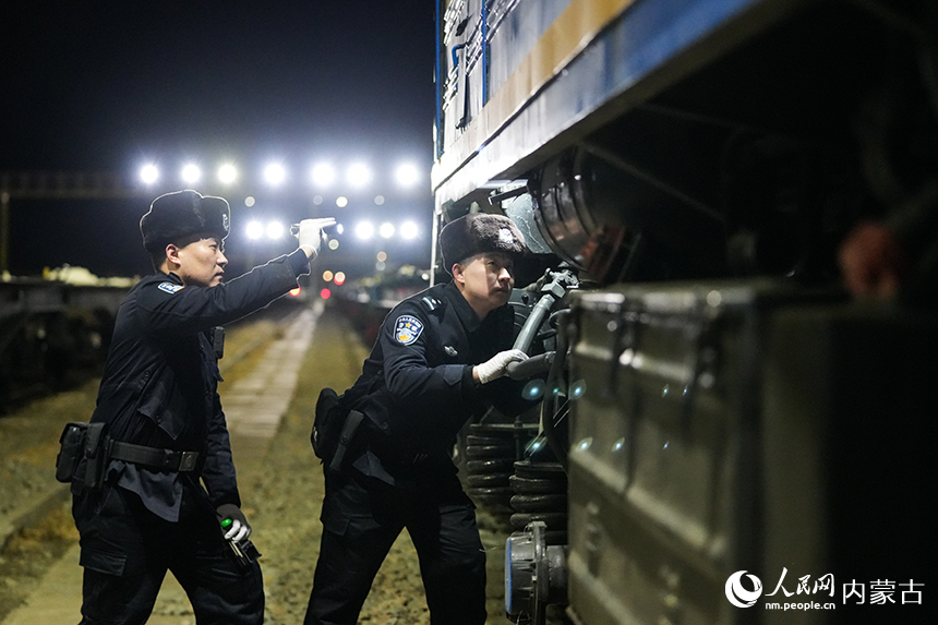 二連出入境邊防檢查站移民管理警察正在對夜間出境列車進行查驗。楊金燁攝