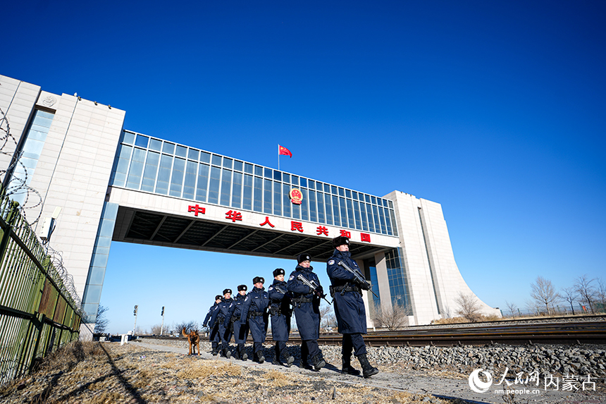 二連出入境邊防檢查站移民管理警察在國門下巡邏。楊金燁攝