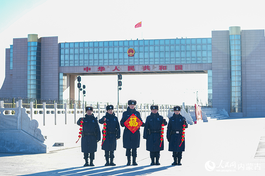 二連出入境邊防檢查站移民管理警察在國門下送去新春祝福。楊金燁攝
