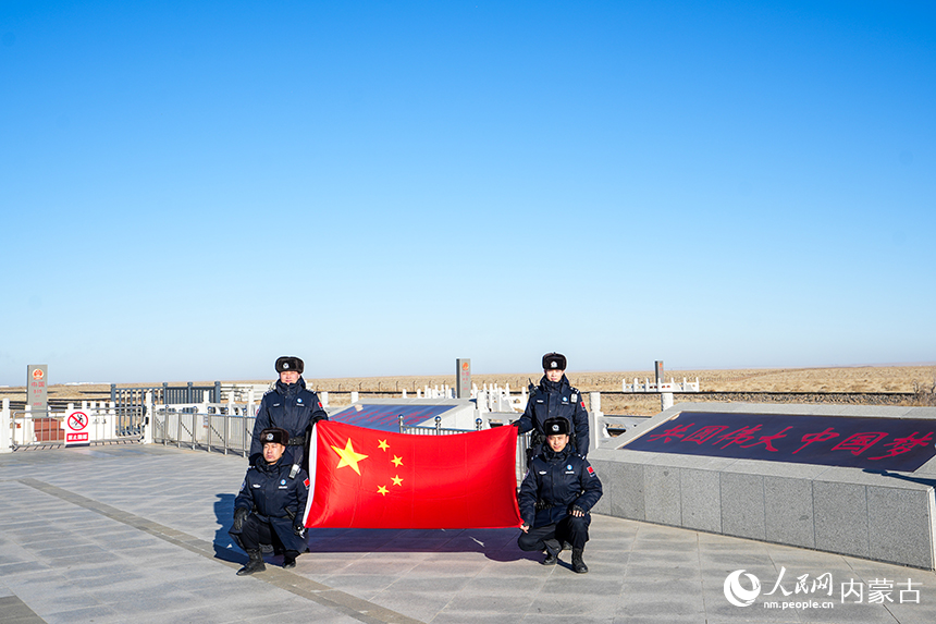 二連出入境邊防檢查站移民管理警察在在國門下送去新春祝福。楊金燁攝