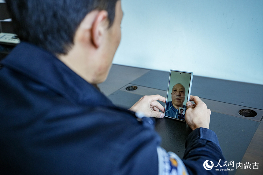 二連出入境邊防檢查站移民管理警察與家人通過(guò)視頻送上新年的祝福。楊金燁攝