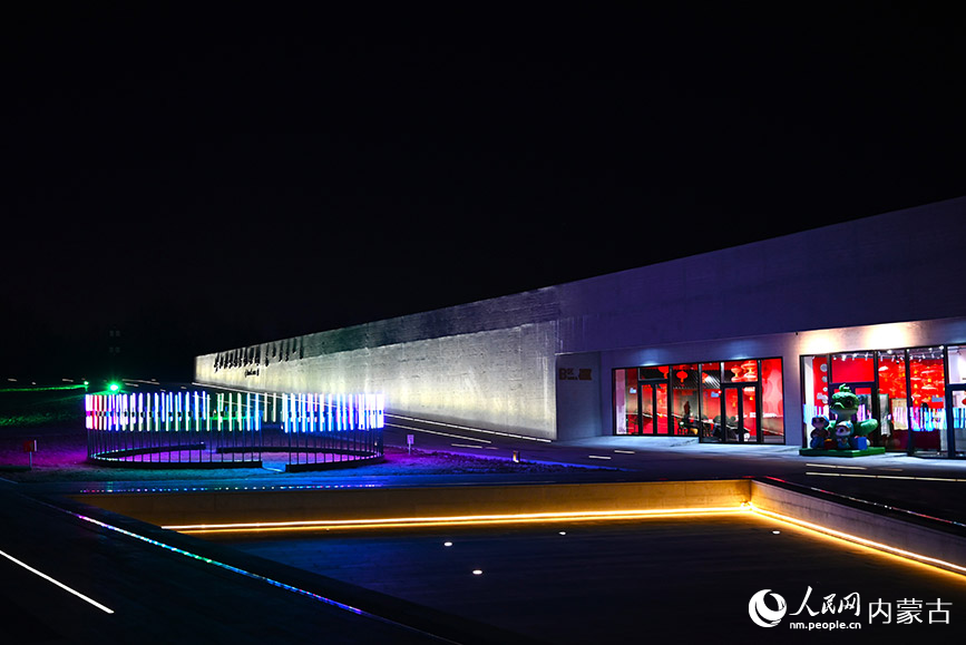 呼和浩特雕塑藝術(shù)館開啟“夜游”模式，特色燈光秀扮靚城市。人民網(wǎng)記者 劉藝琳攝