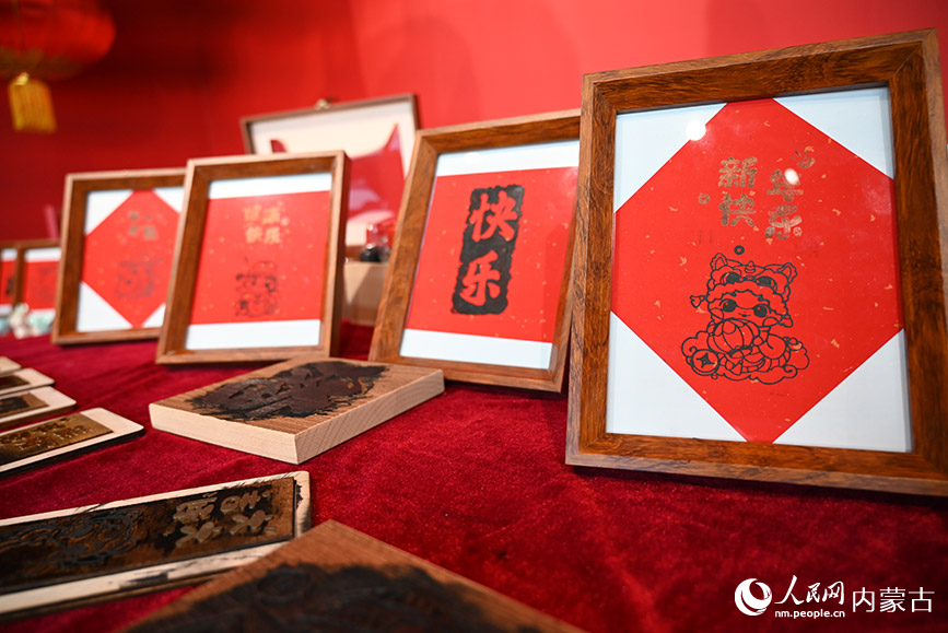 呼和浩特雕塑藝術(shù)館新春市集內(nèi)擺放的拓印作品。人民網(wǎng)記者 劉藝琳攝