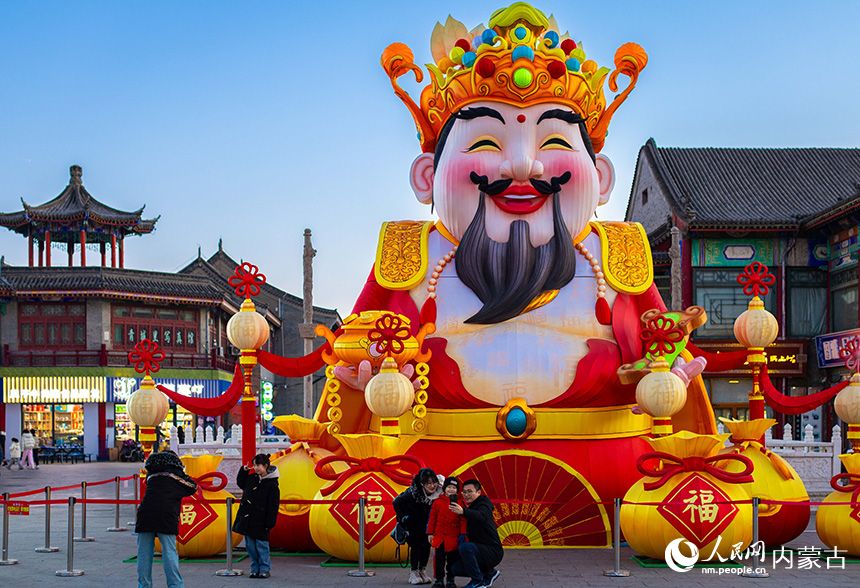 游客在呼和浩特市玉泉區(qū)塞上老街旅游休閑街區(qū)賞花燈。丁根厚攝