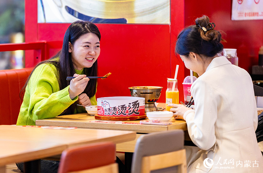 顧客在呼和浩特市玉泉區(qū)凱德茂購物中心一家火鍋店用餐。丁根厚攝