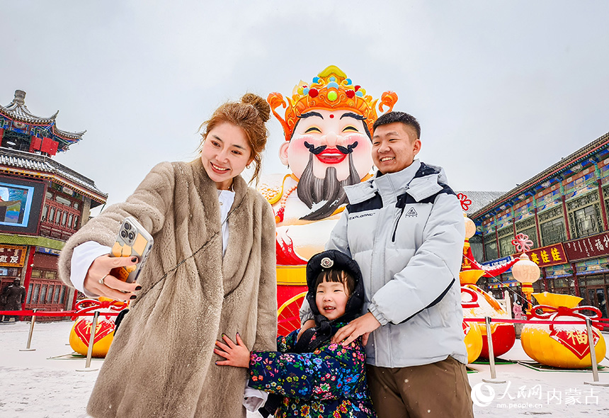 游客在呼和浩特市玉泉區(qū)塞上老街旅游休閑街區(qū)賞雪游玩。丁根厚攝
