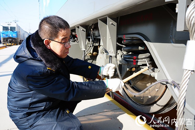 陳鵬檢查機(jī)車。人民網(wǎng)記者 趙夢(mèng)月攝
