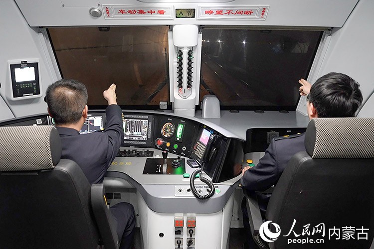 萬噸列車在隧道中行駛。王哲輝攝