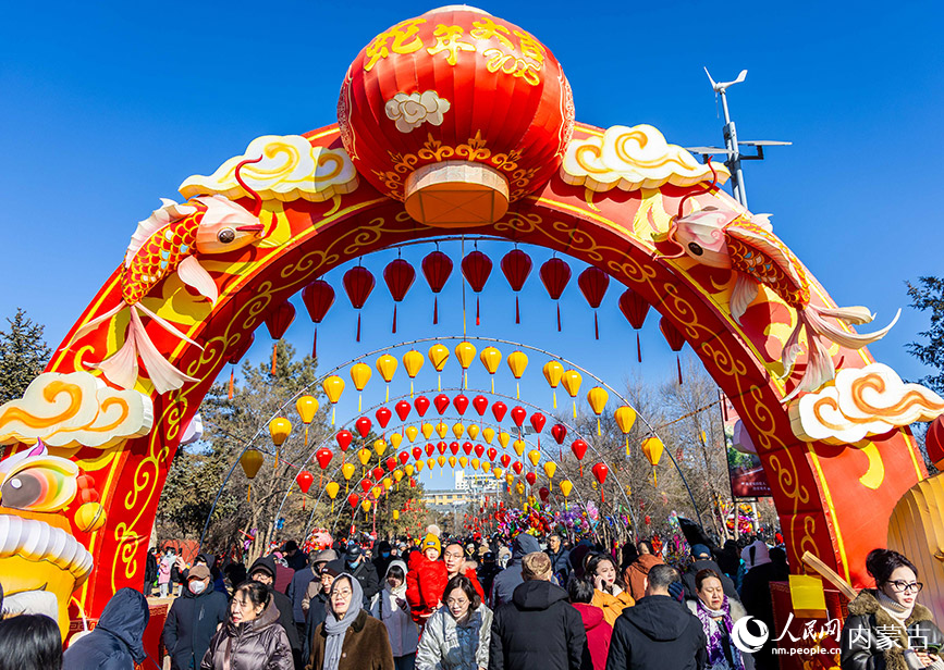 2025年2月3日，游客在呼和浩特新春文化廟會(huì)活動(dòng)現(xiàn)場游玩賞燈。丁根厚攝