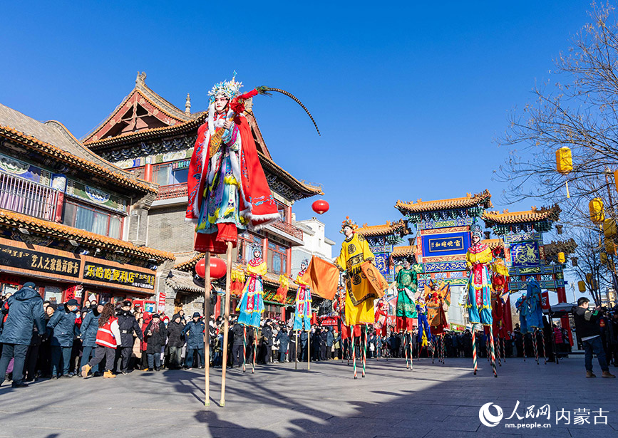 2025年2月3日，“昭君”形象裝扮的民間藝人在呼和浩特新春文化廟會(huì)上表演高蹺。丁根厚攝