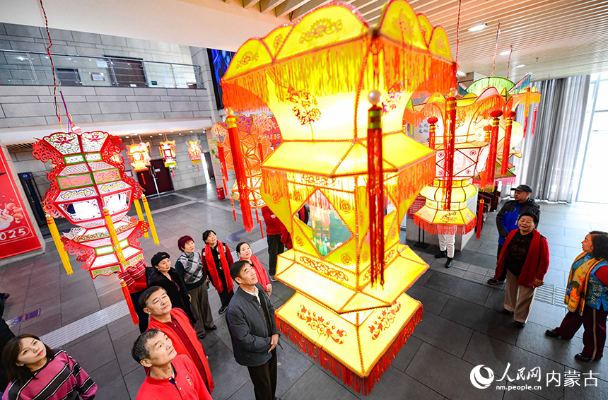 觀眾在鄂爾多斯市文化館觀賞福建泉州花燈展。王正攝