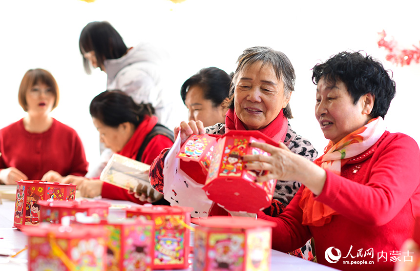 居民在康巴什區(qū)學(xué)苑社區(qū)做花燈。王正攝