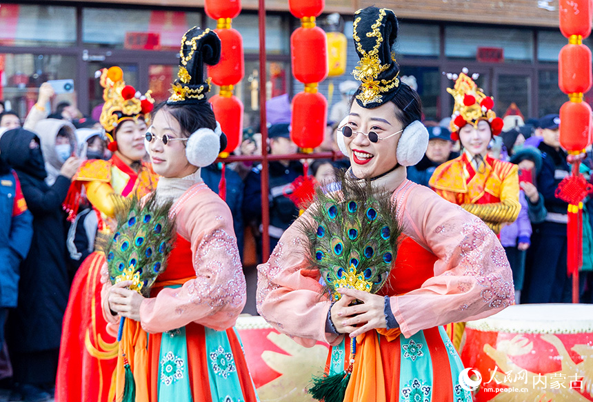 演員在呼和浩特新春文化廟會(huì)戲曲非遺“鬧元宵”活動(dòng)現(xiàn)場(chǎng)表演。丁根厚攝